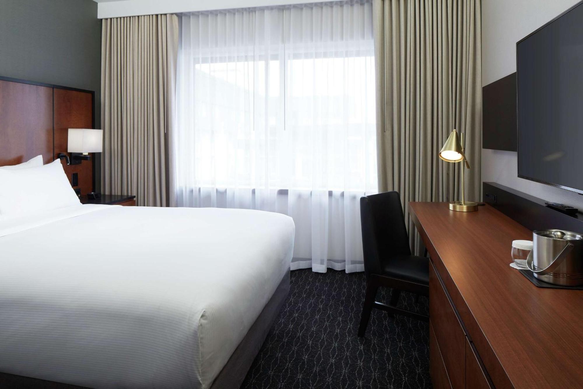 Doubletree By Hilton Montreal Airport Hotel Dorval Bagian luar foto